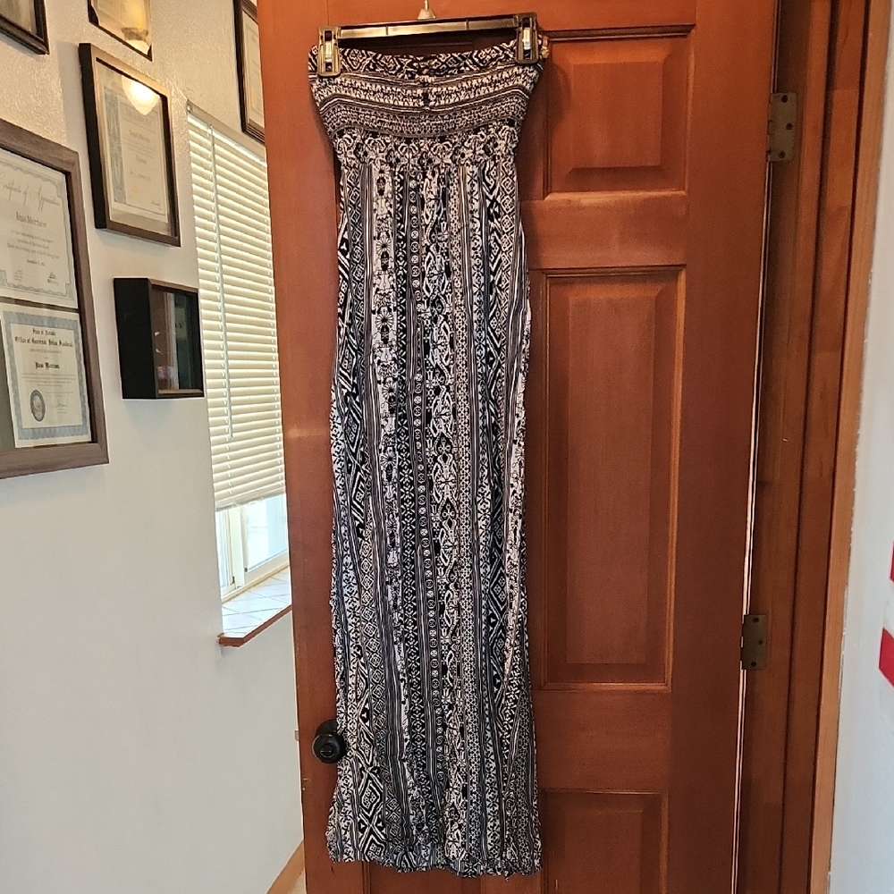 Full Tilt Black and White Cite Flirty Flowy Strapless Sundress